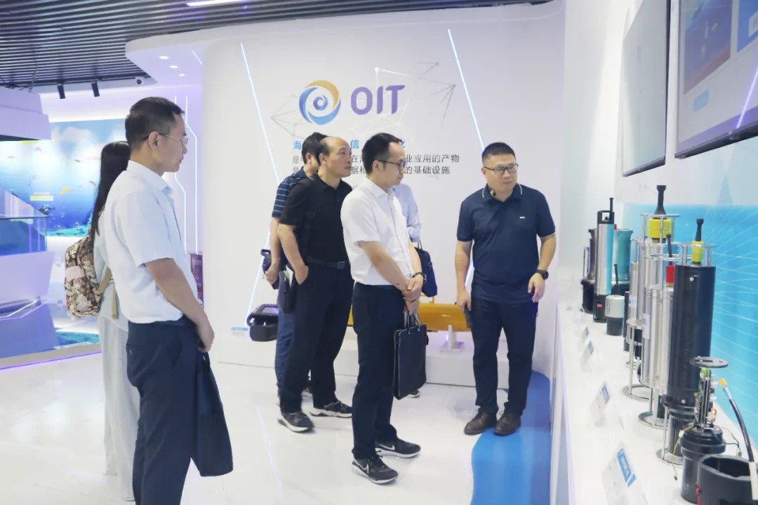 中國船(chuán)舶集團第710研究所副所長柳占新領導一行(xíng)莅臨參觀交流