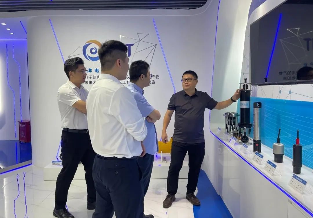廣東省通(tōng)信學會(huì)海洋通(tōng)信信息專業委員會(huì)副主任張小(xiǎo)可(kě)領導一行(xíng)莅臨智慧海洋&産業研究院參觀交流(圖1)